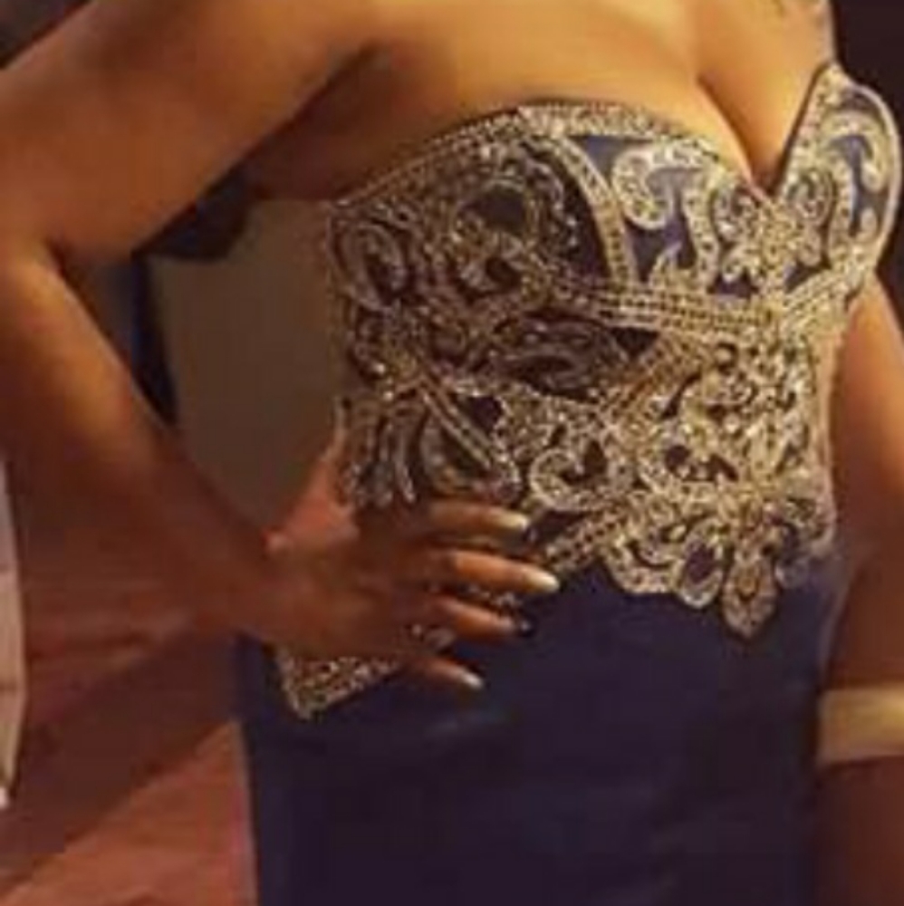 Dress - Picture 6 of 6
